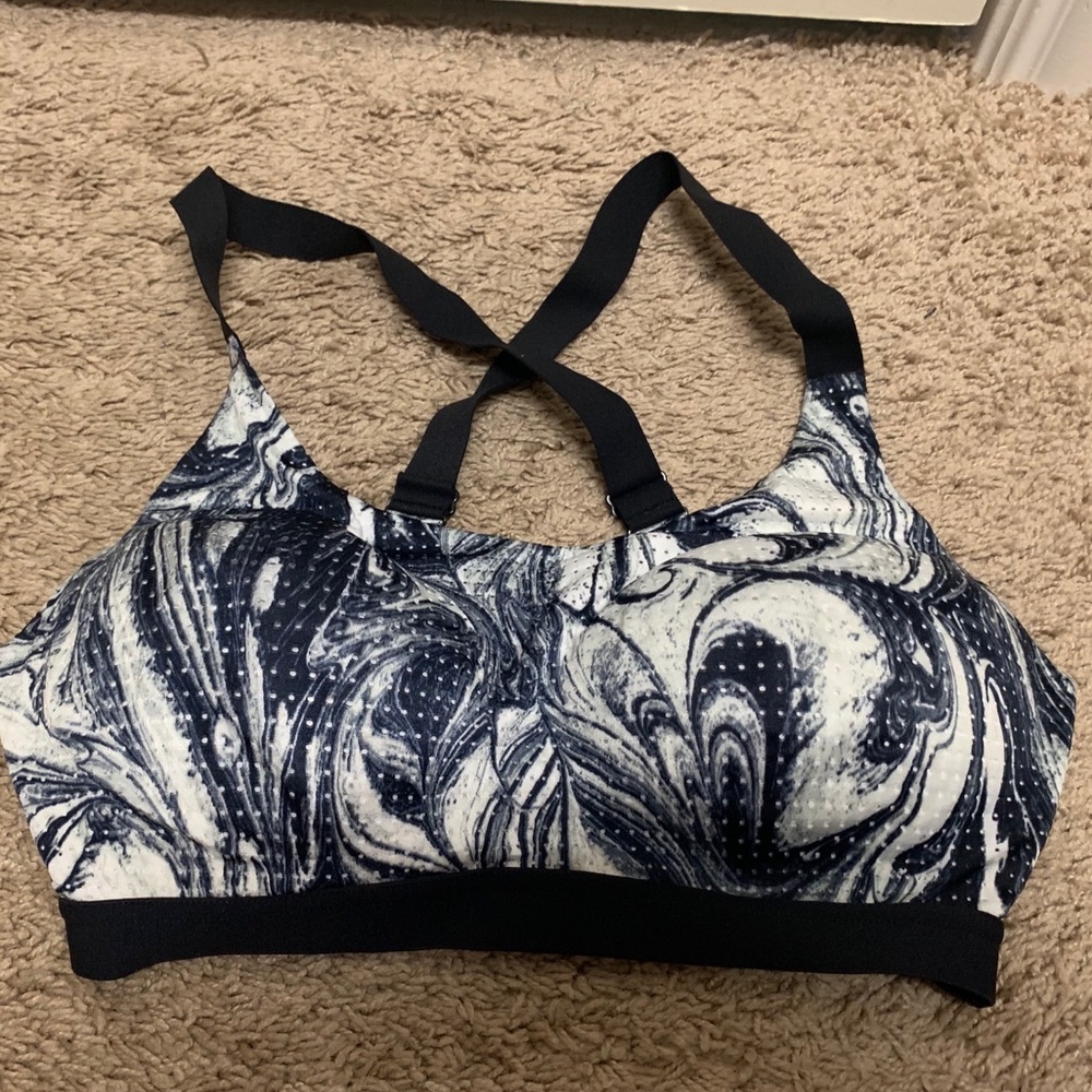 BNWOT Victoria’s Secret lightweight sports bra